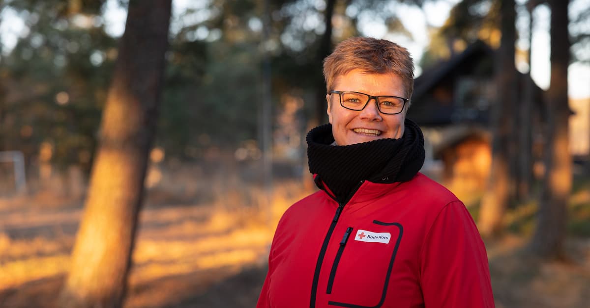 anne ulvin Smilende kvinne med Røde Kors-jakke