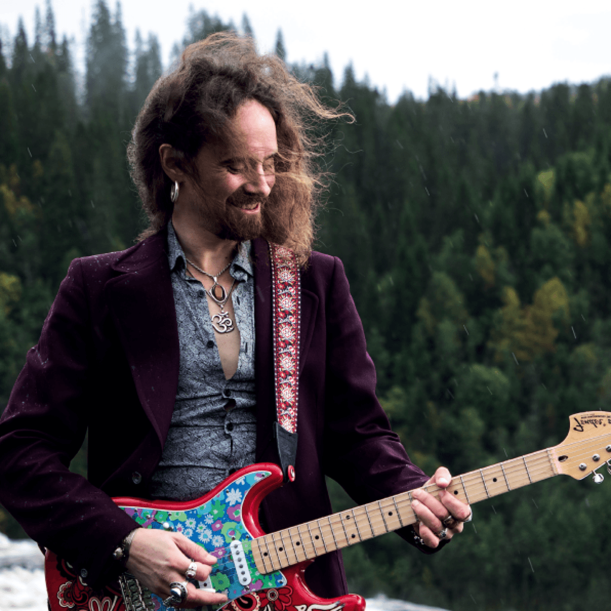 Skjalg Raaen spiller el-gitar foran foss Skjalg Raaen spiller el-gitar foran foss