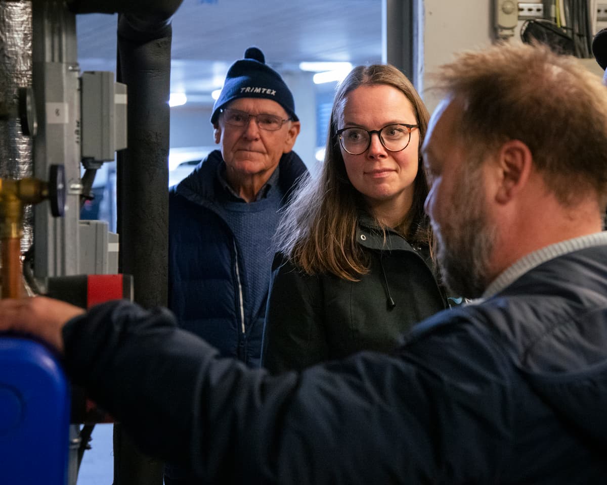 Marianne og Tore En mann og en dame hører på det en mann forteller
