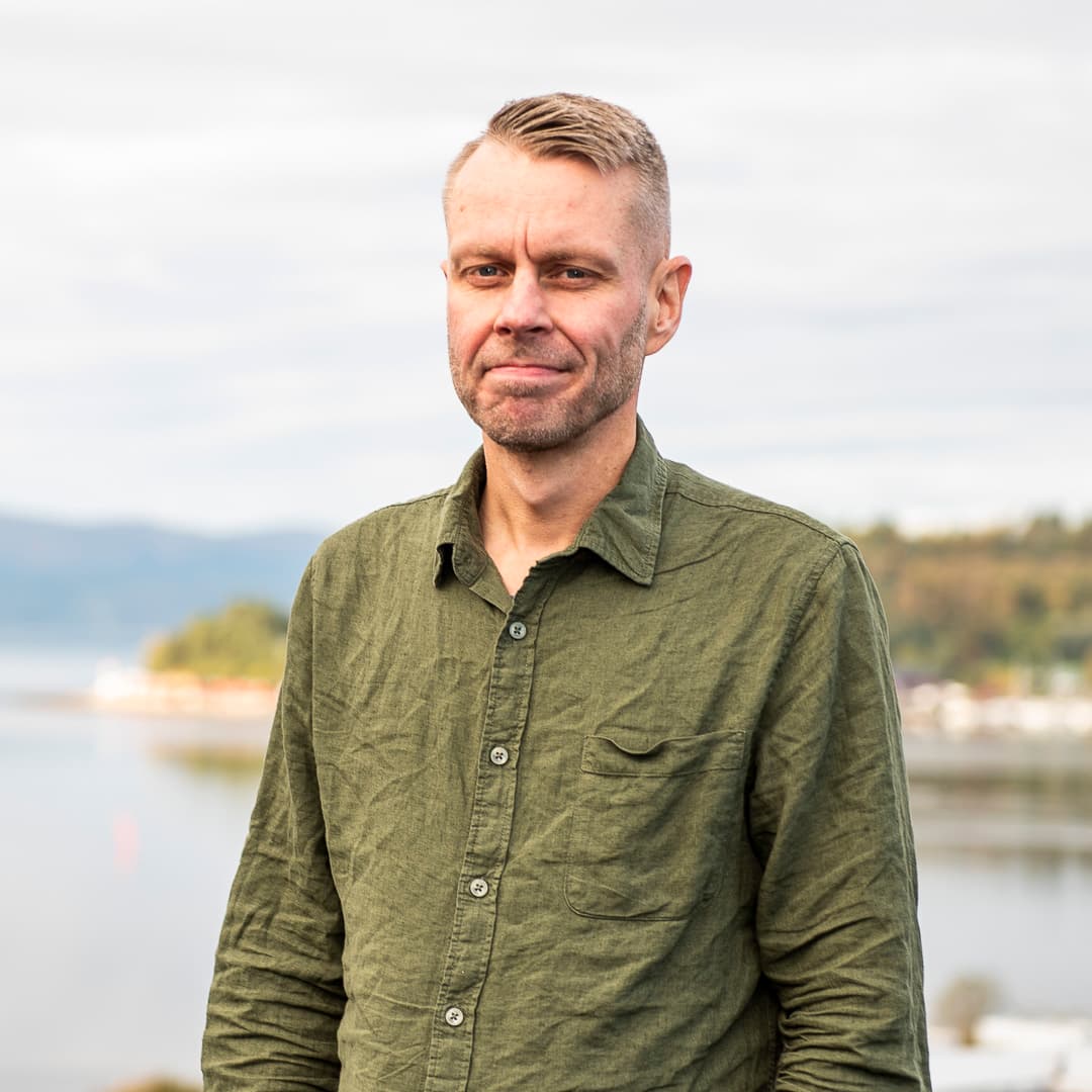 Tommy Sivertsen stå på taket hos NTE på Steinkjer med fjord i bakgrunn Tommy Sivertsen stå på taket hos NTE på Steinkjer med fjord i bakgrunn