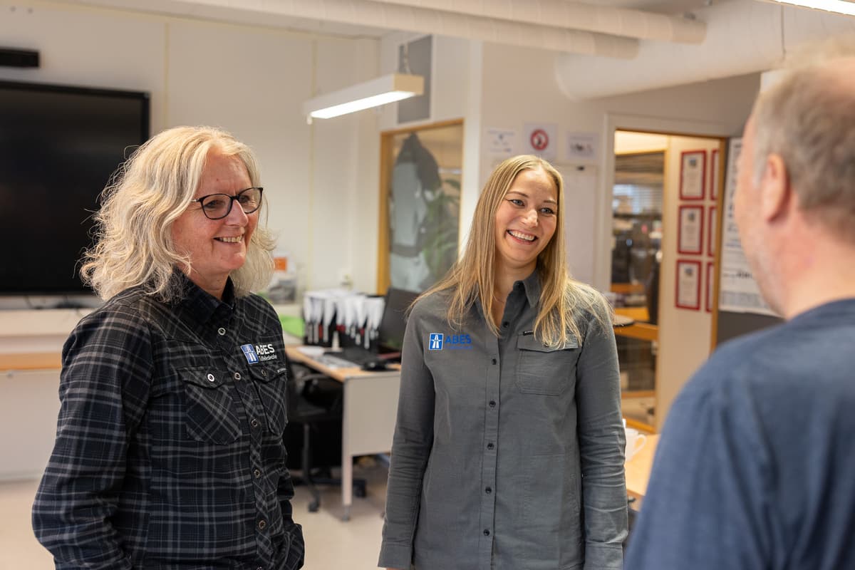 Ann Hege og Nina To glade ansatte!