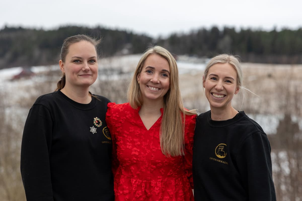 tonje, ida og tuva Tre smilende damer står foran en åker i vinterlandskap