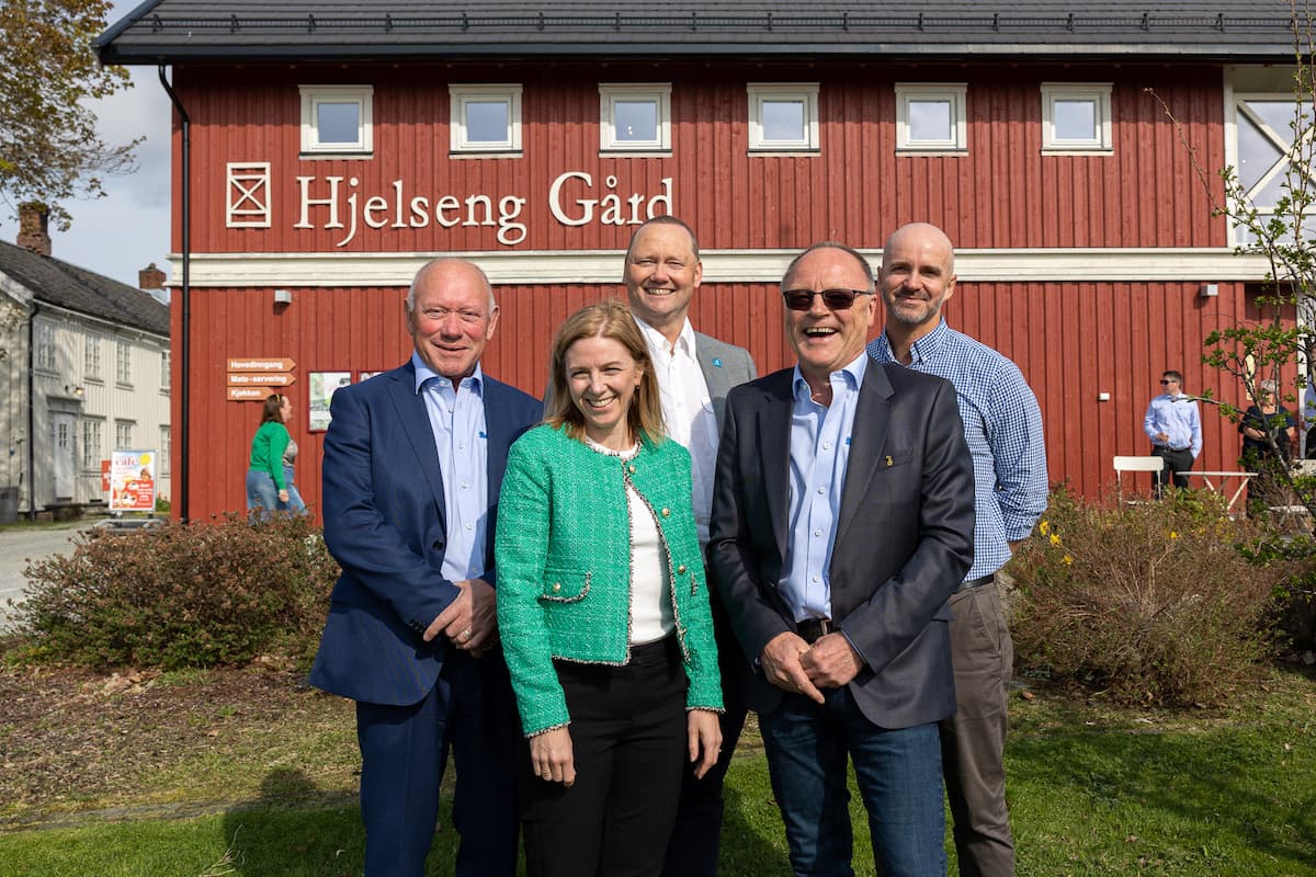 bilde 2 En kvinne og fire menn foran en rød låve