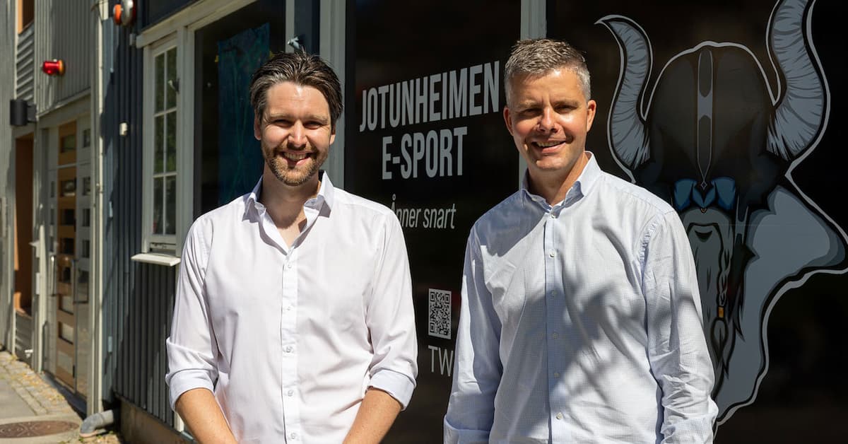 Alexander Hole og Odd-Eirik Grøttheim To smilende menn utenfor lokalene til Jotunheimen e-sportsenter