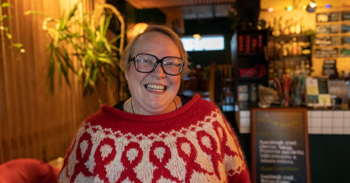 marit smiler-kopi Smilende dame med strikkegenser og briller