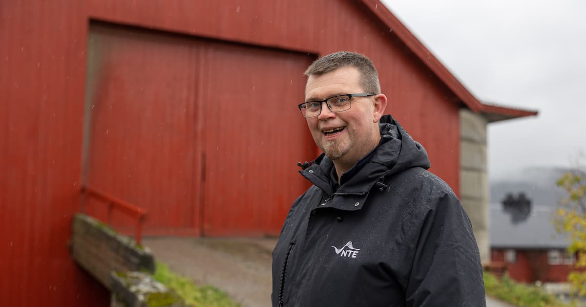 håvard Smilende mann på et gårdstun
