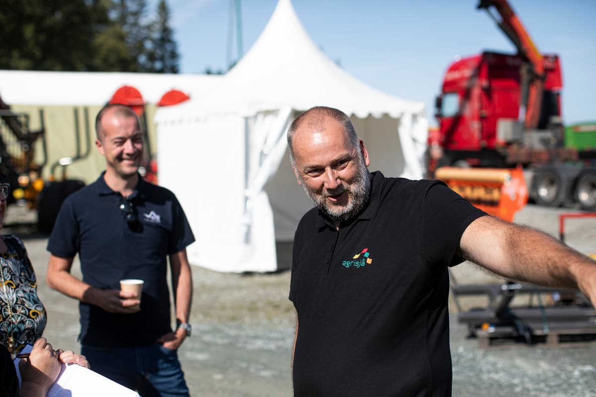 jomar To smilende menn