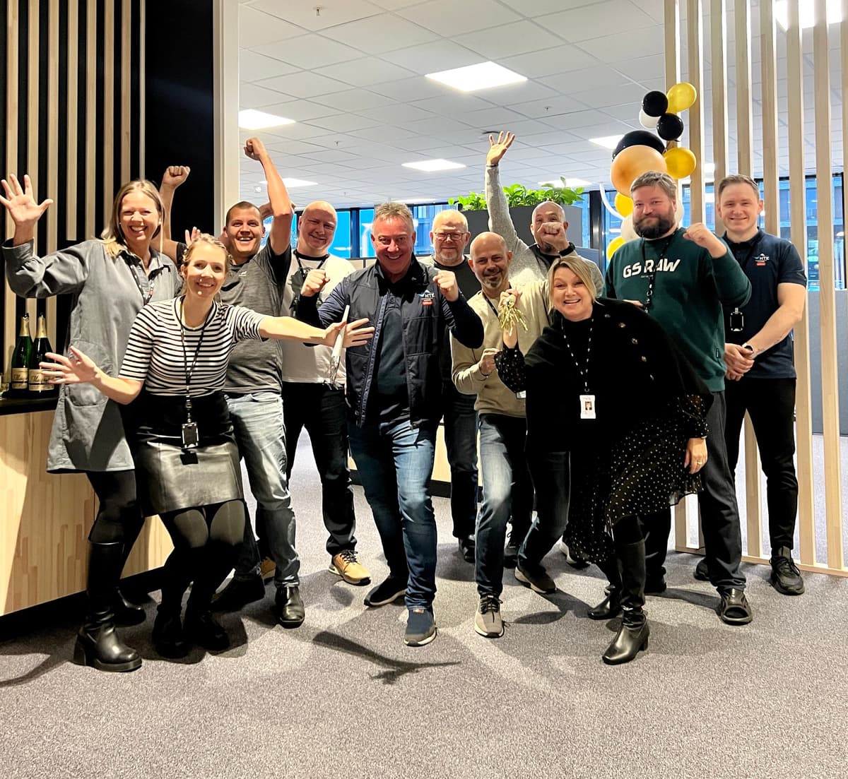 1feiring i trondheim Jublende menn og kvinner i et kontorlandskap