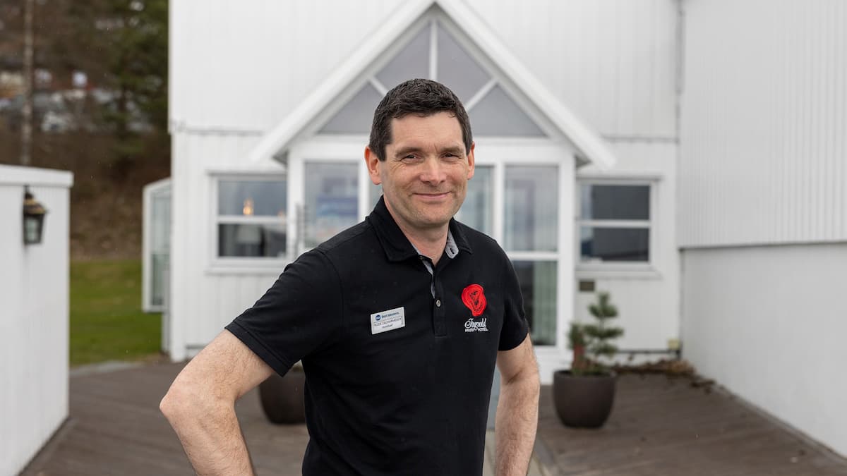 frode zachariassen Smilende mann foran inngangen til et hotell