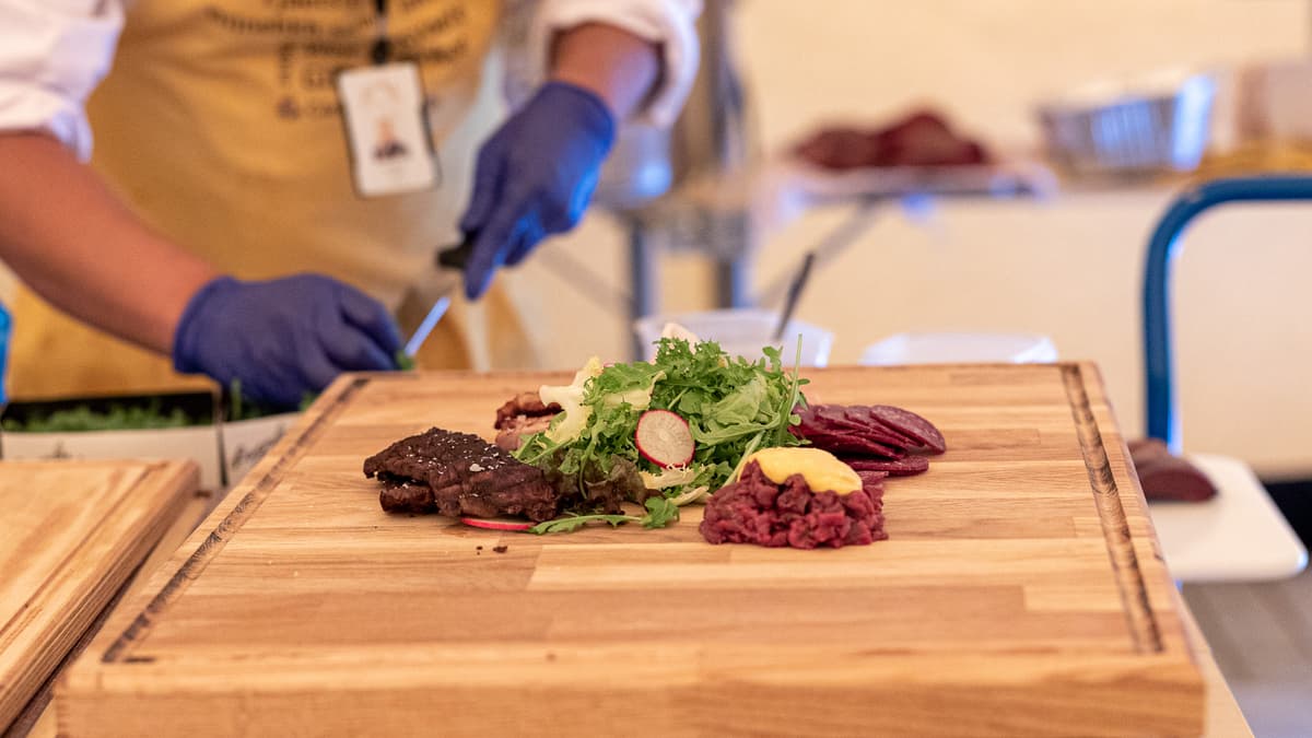 Trefjøl med mat Trefjøl med mat