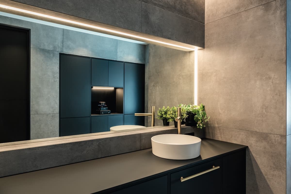 LED-stripe over lyset på badet LED-stripe over lyset på badet