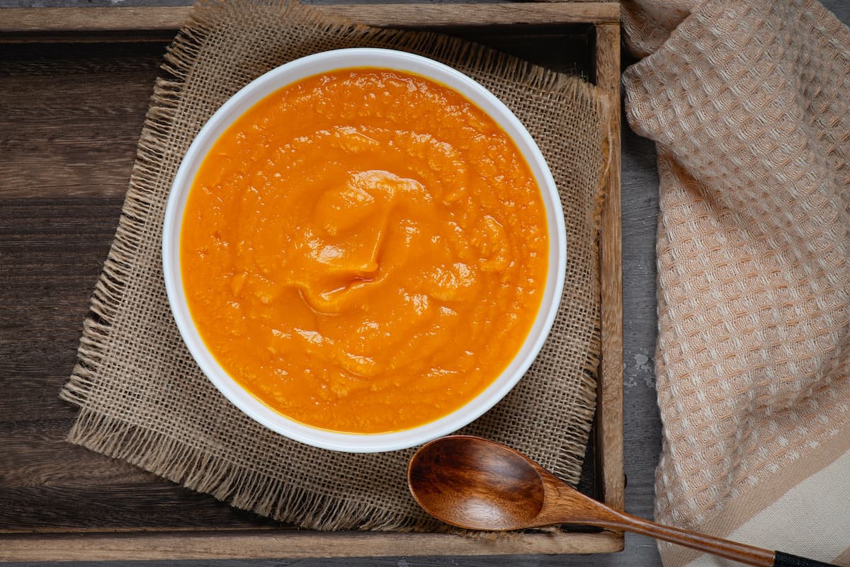 gresskarpure Gresskarpuré i en skål på et bord med en skje og en duk