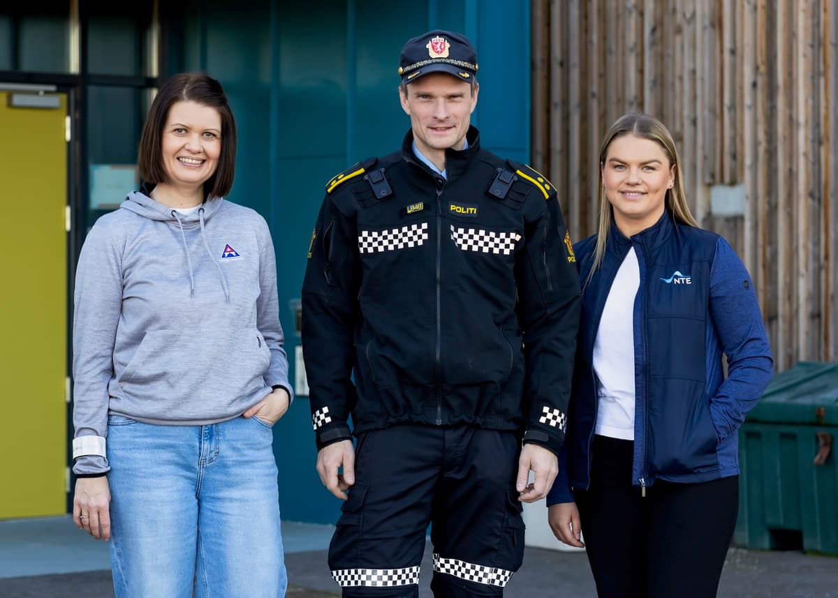 barbro ole marte To smilende damer omkranser en politimann