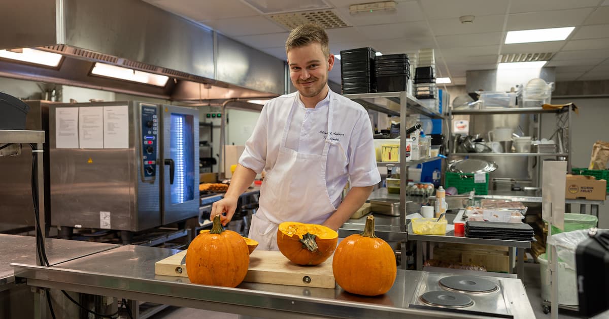 erlend med gresskar Mannlig kokk med 3 gresskar