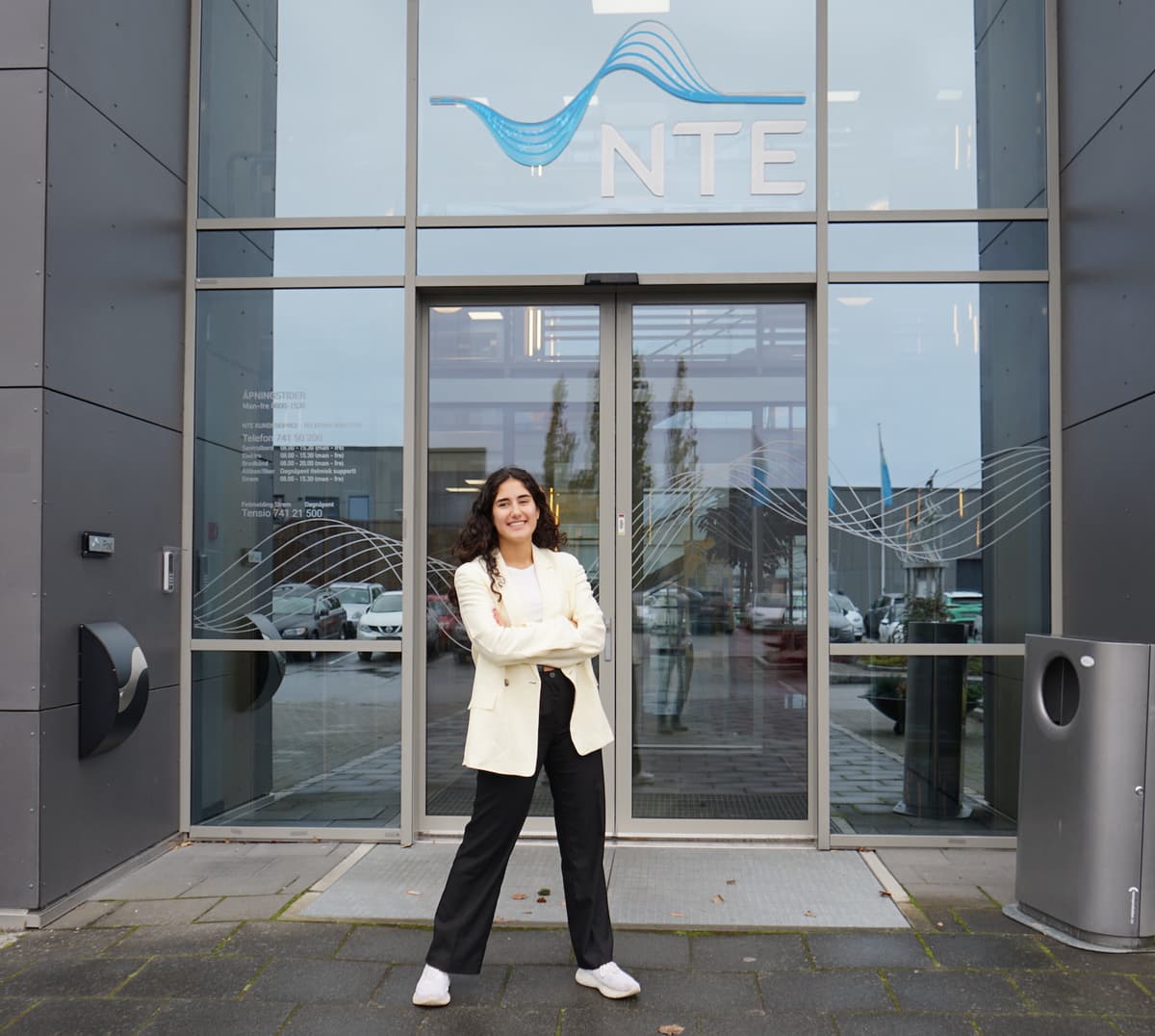 Zaineb utenfor hovedinngangen Jente står utenfor inngangspartiet til NTEs hovedkontor