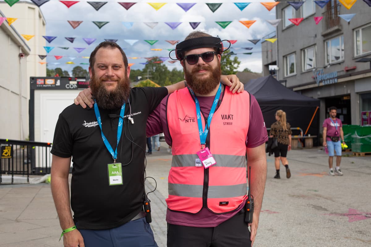 Dugnadshelter. Foto: Ann Helen Bjørum Nordgård To blide karer holder rundt hverandre