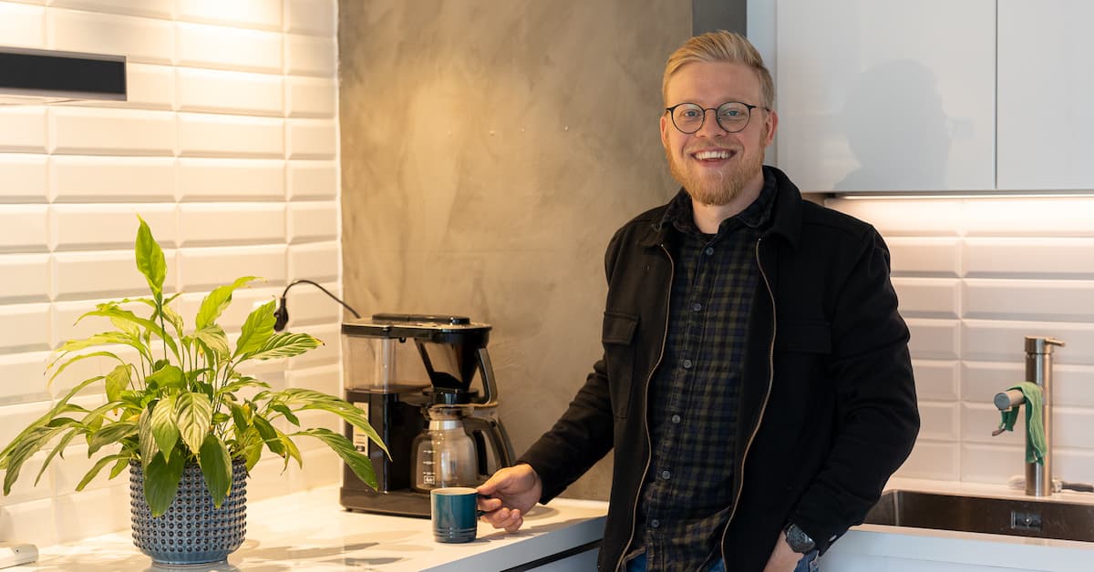 Petter på kjøkkenet Mann med kaffekopp foran kjøkkenbenken