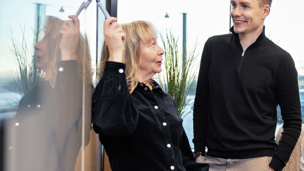 Bilateral handel Berit peker på tavla og forklare noe til kollega Erik