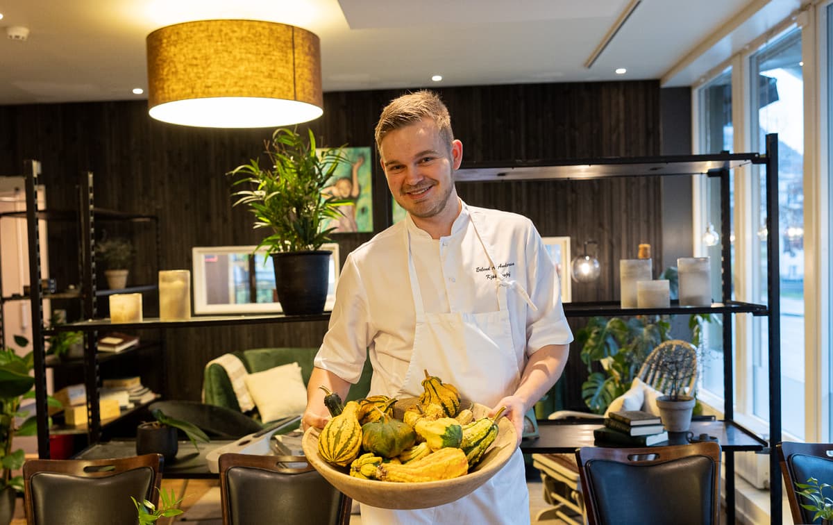 forsidebilde kokk bachlund Blid mannlig kokk holder et fat med gresskar