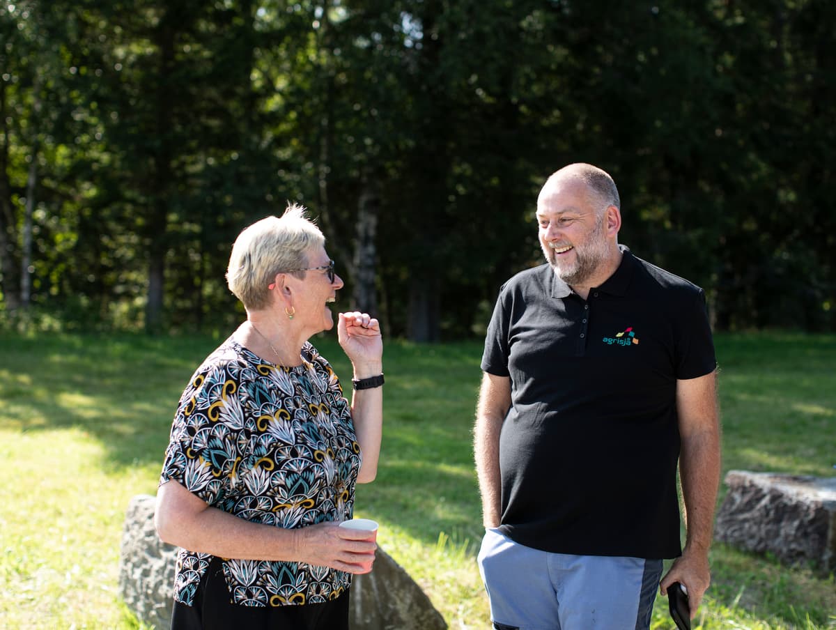 eli og jomar Leende dame og mann