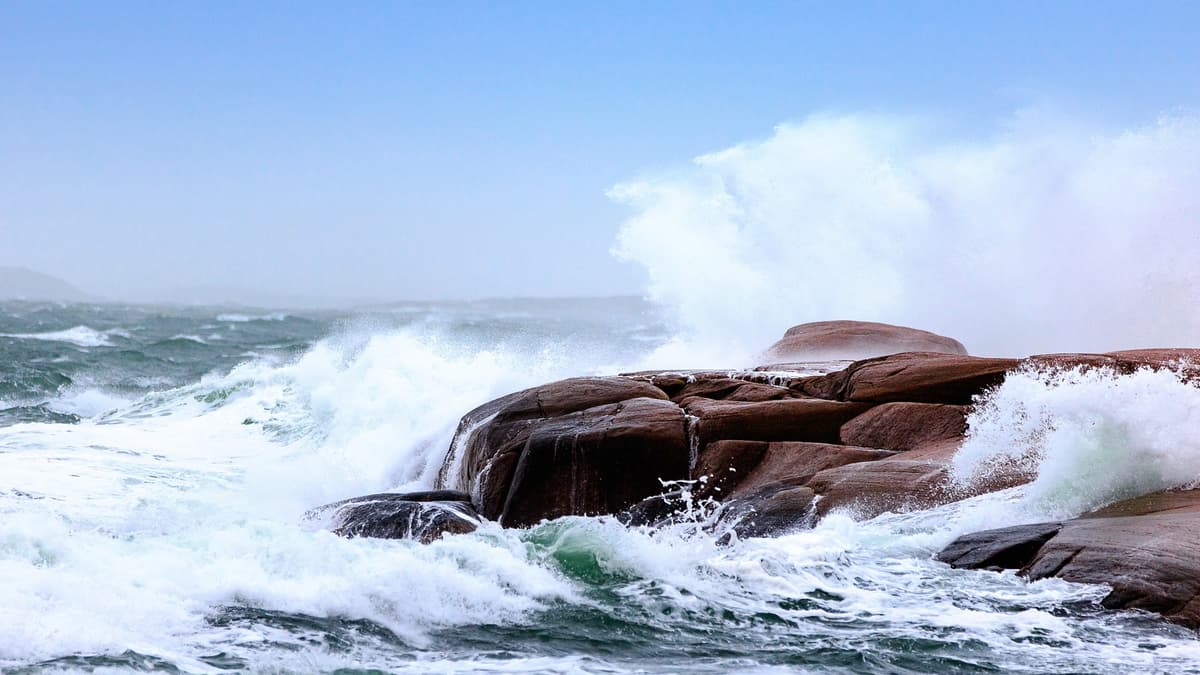 storm og bølger over steiner og berg