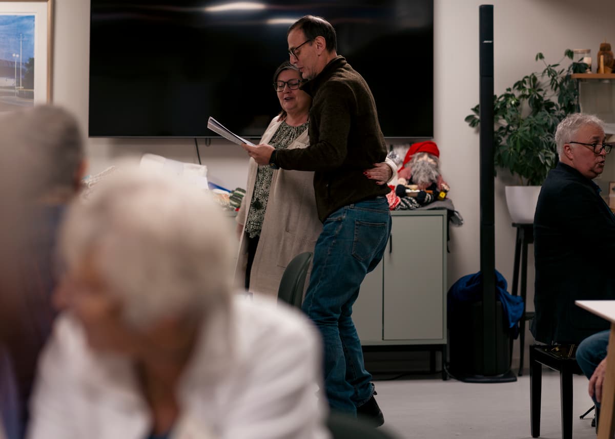 Grethe Spolén og Per Berg danser Mann og kvinne synger og danser. I bakgrunnen ser vi en mannlig pianist.