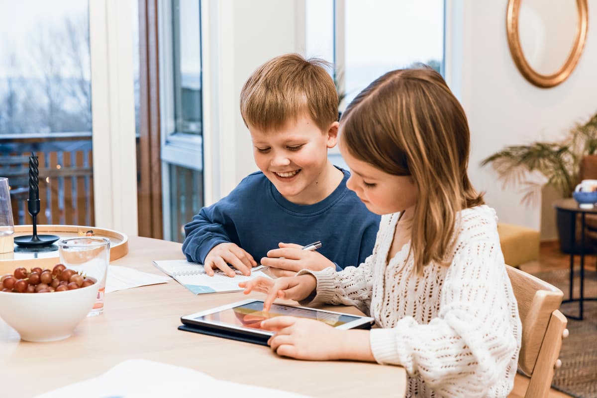 To barn ser pa iPad To barn ser pa ipad NTE 03981