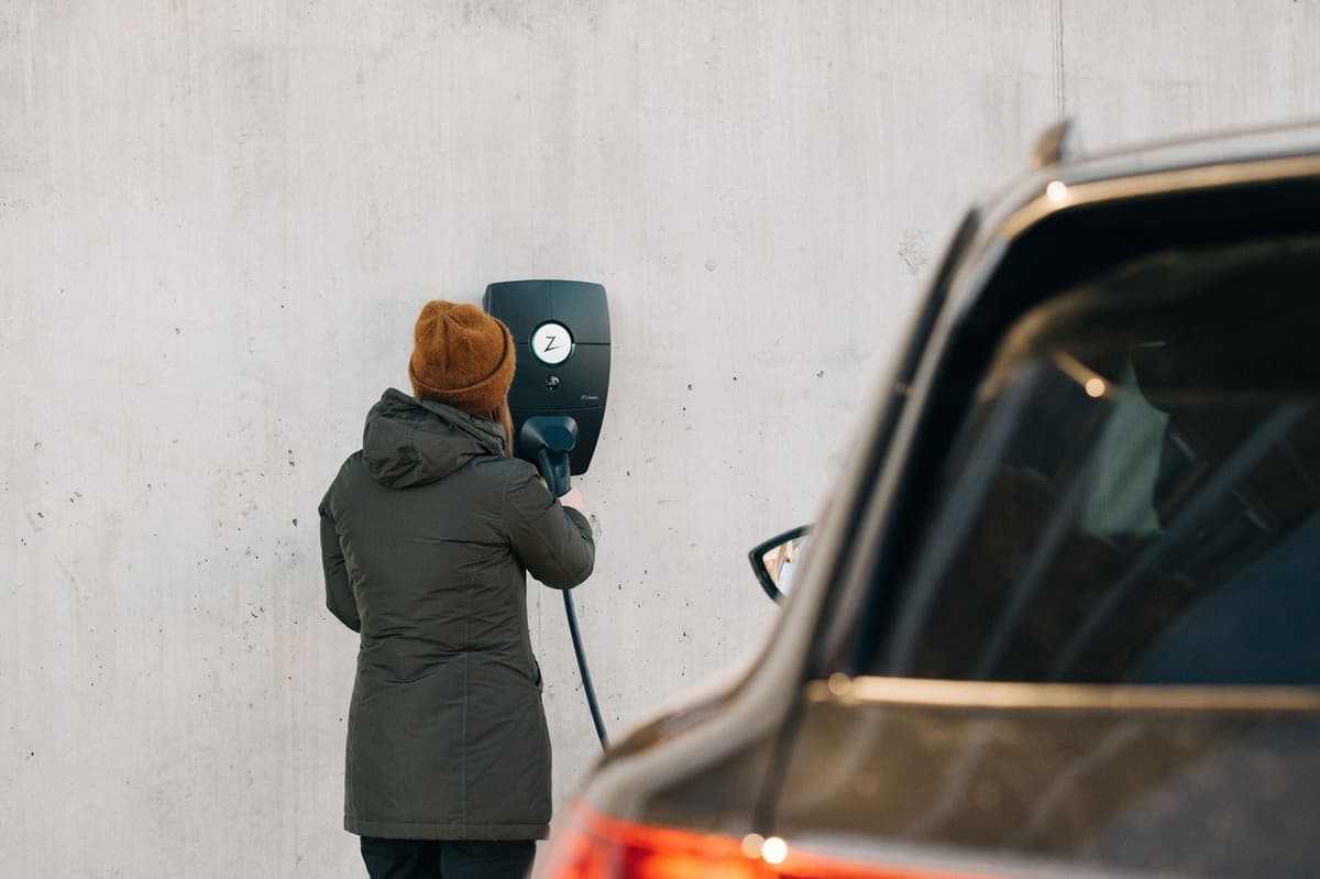 Zaptec Pro En dame setter bilen sin på lading med Zaptec Pro