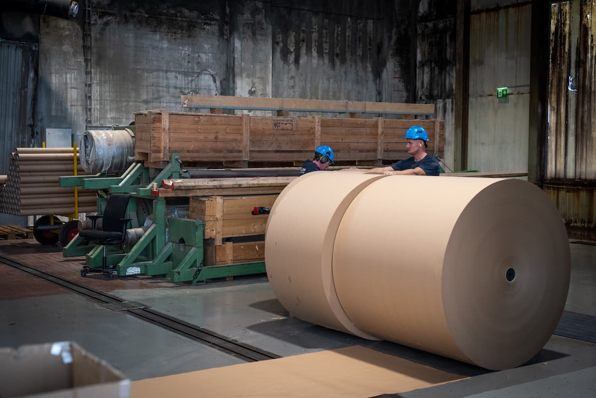 ruller To arbeidskarer og to store papirruller