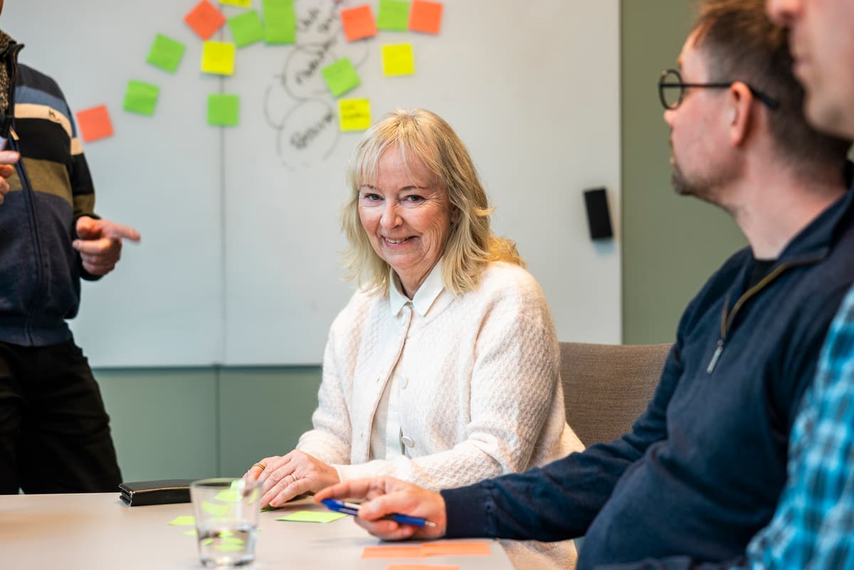 Berit Buchholdt Gran jobber som porteføljeforvalter Berit Buchholdt Gran jobber som porteføljeforvalter, i et møte med kollega og hun ser rett i kamera