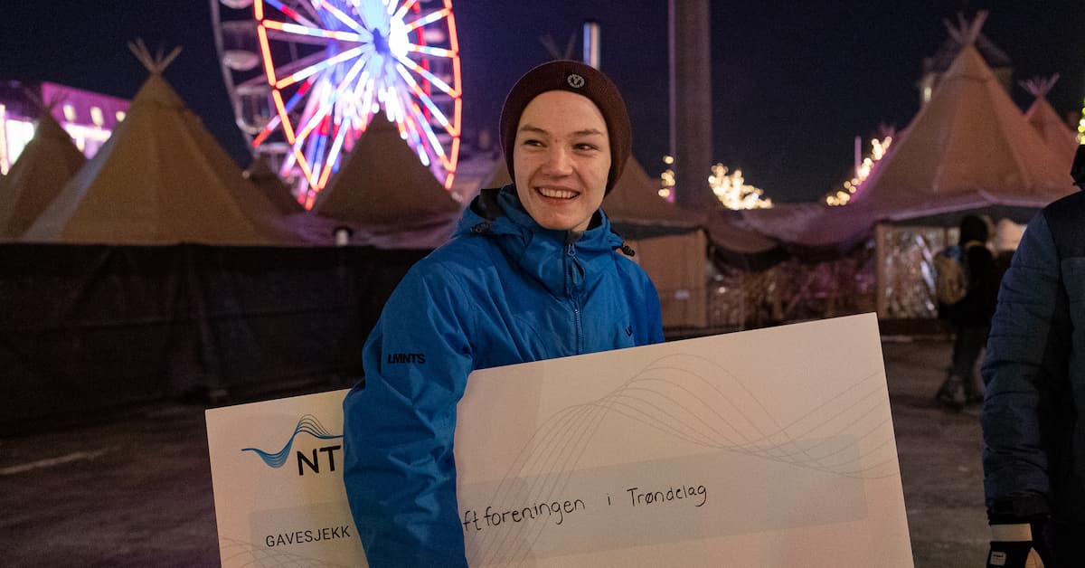 emre med sjekk Tenåring med en sjekk på 25000 kr under arma