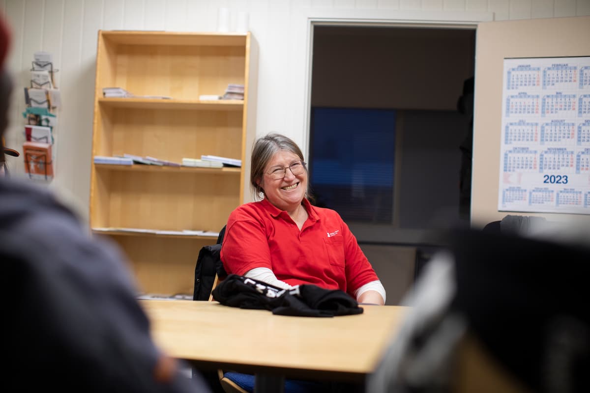 hanne guddingstua Smilende dame med genser med Røde kors-logoen på