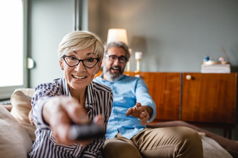 Dame og mann Dame og mann som ser på TV