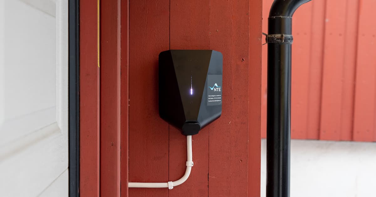 easeelader på garasjevegg Elbillader på garasjevegg