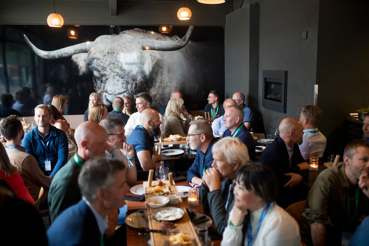 Mennesker som ser hverandre inn i øynene Mennesker som ser hverandre inn i øynene