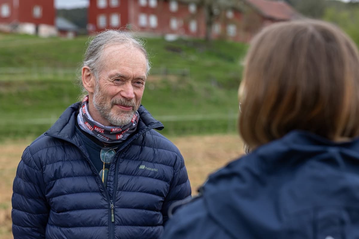 bjørn Mann med boblejakke og briller hengende rundt halsen med en buff det står MOT på