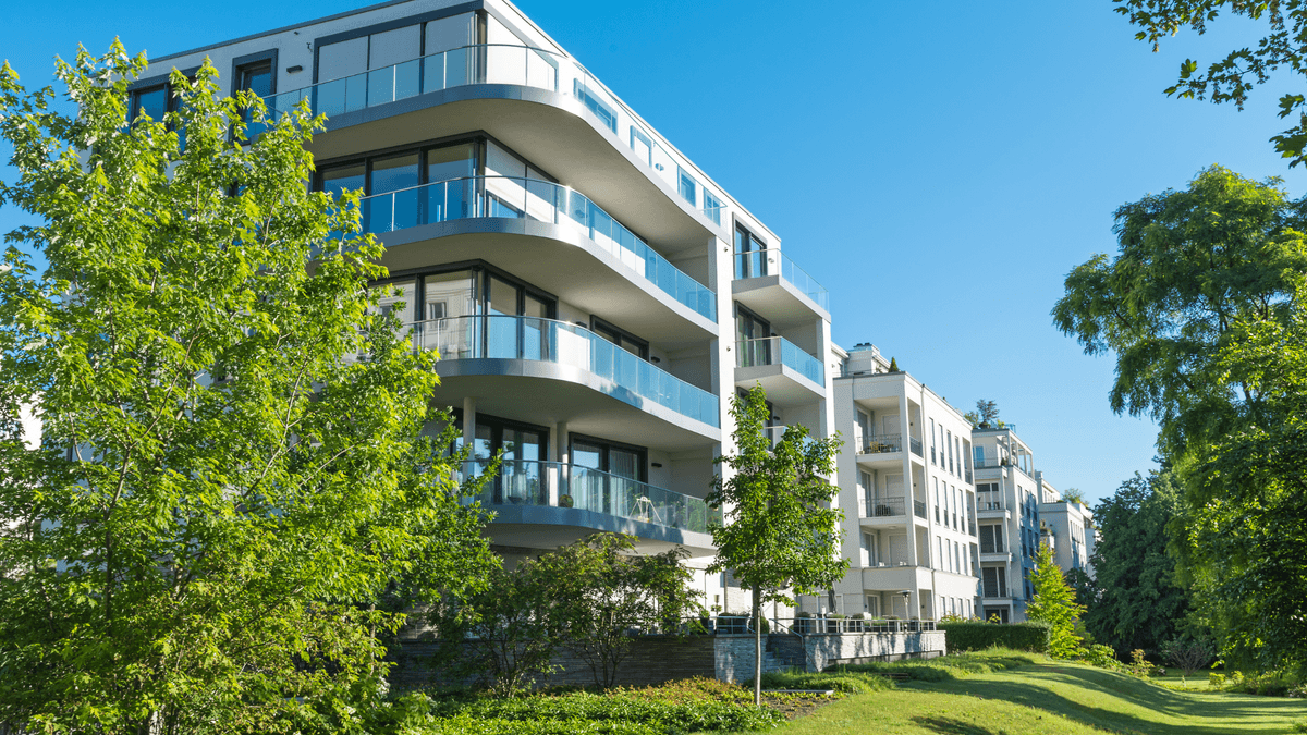 Leilighetskompleks som er sommerlig Leilighetskompleks som er sommerlig