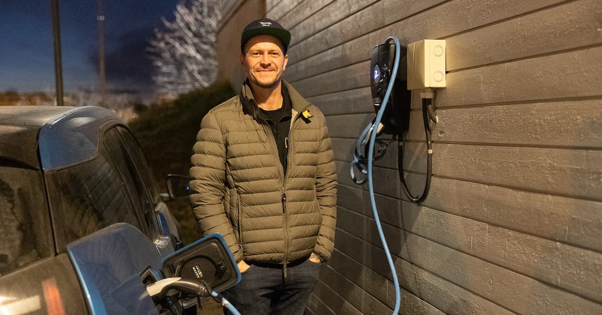 rune med laderen Mann med caps ved siden av en elbillader og en bil