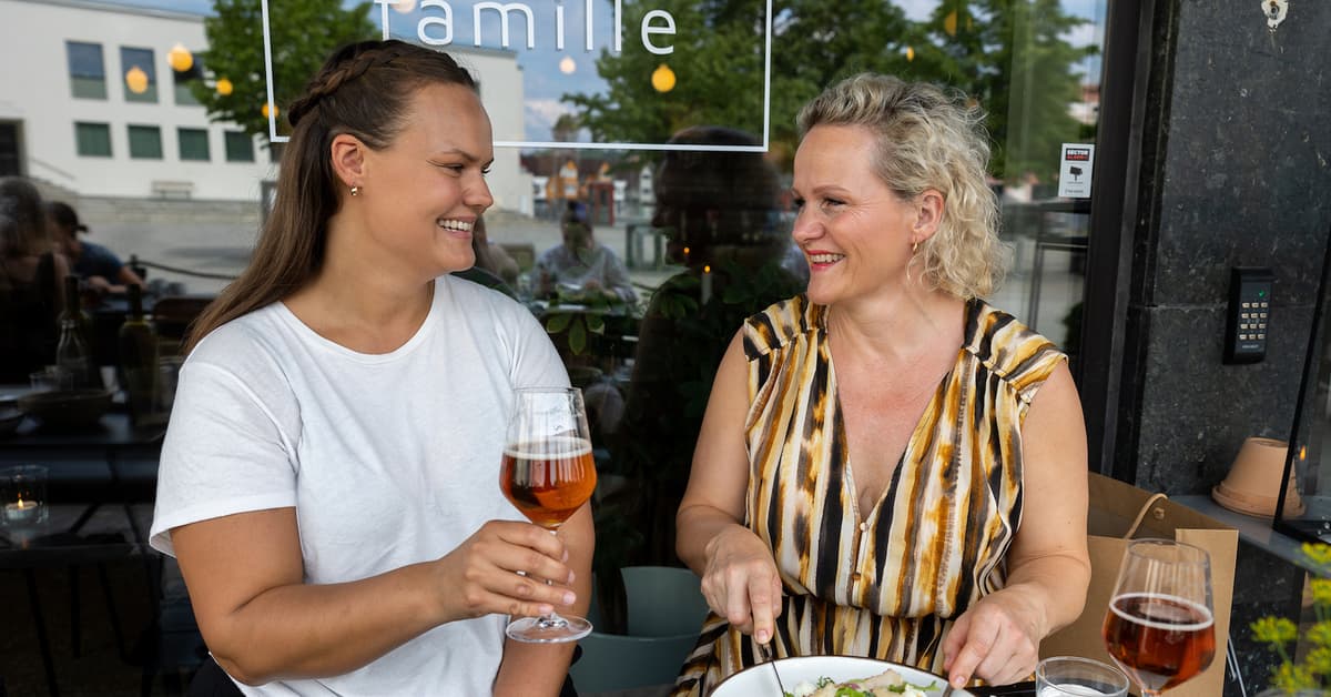 Lise og Silje, Trøndersk Matfestival To smilende damer spiser mat sammen