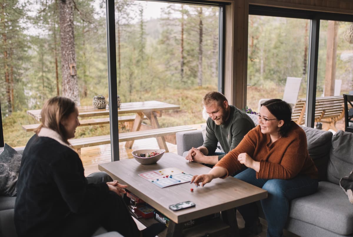 4 mennesker sitter rundt et bord og spiller brettspill 4 mennesker sitter rundt et bord og spiller brettspill