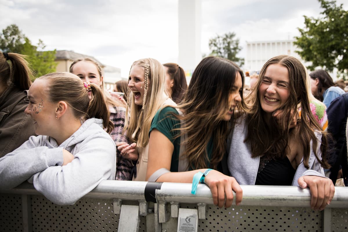steinkjerfestivalen. Foto: Ingelin Berg Glade tenåringsjenter på festival.