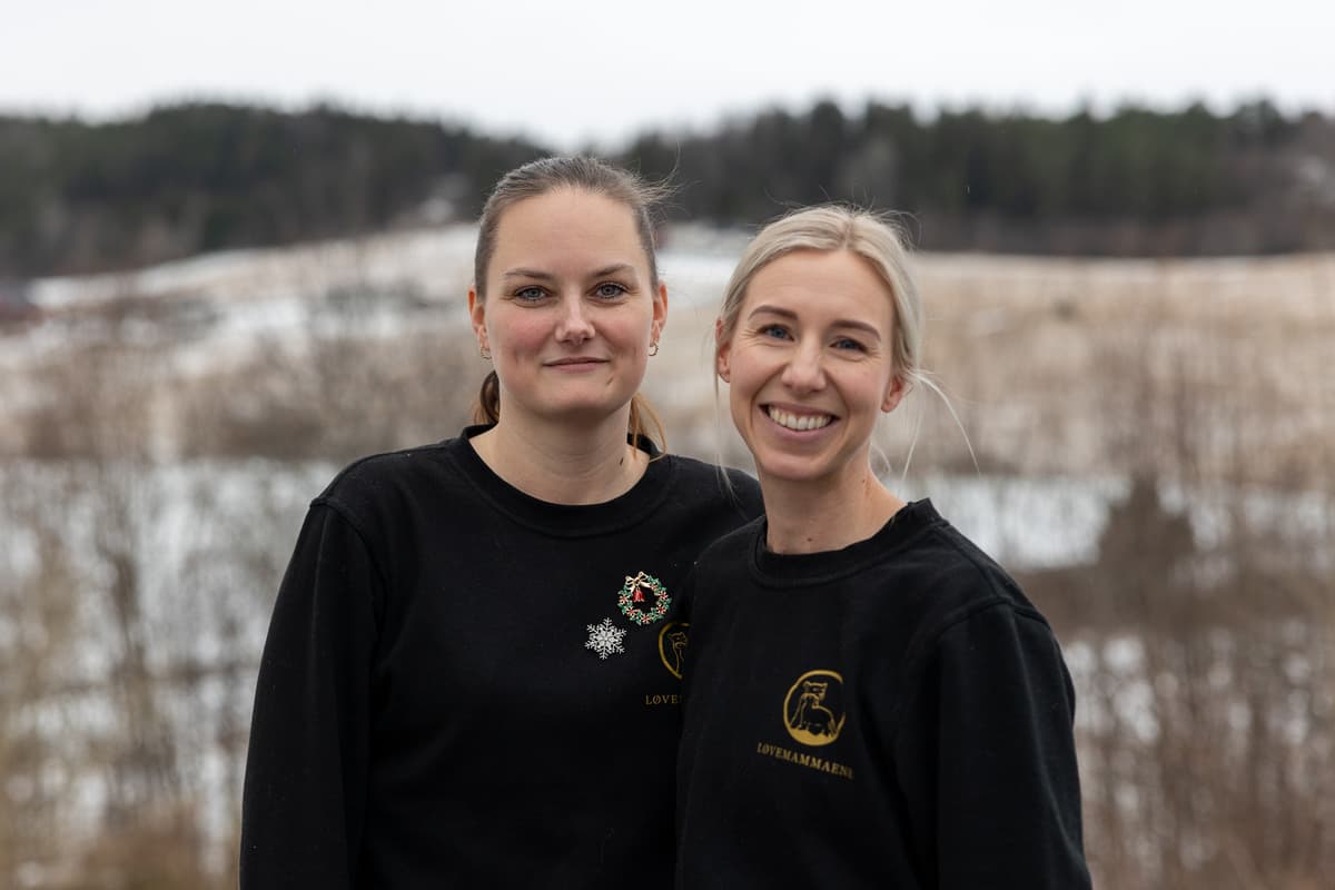 tonje og tuva To blide damer står tett sammen