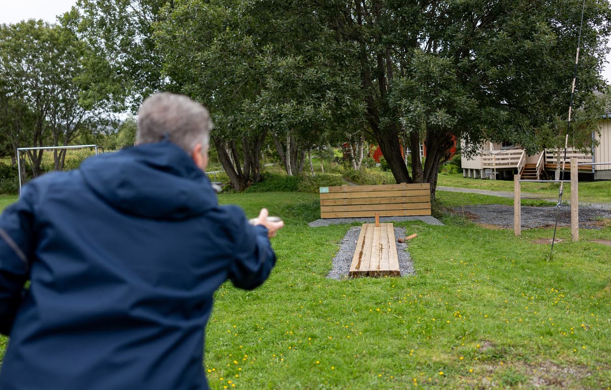 Skotthyll Ryggen til en mann som kaster skotthylle