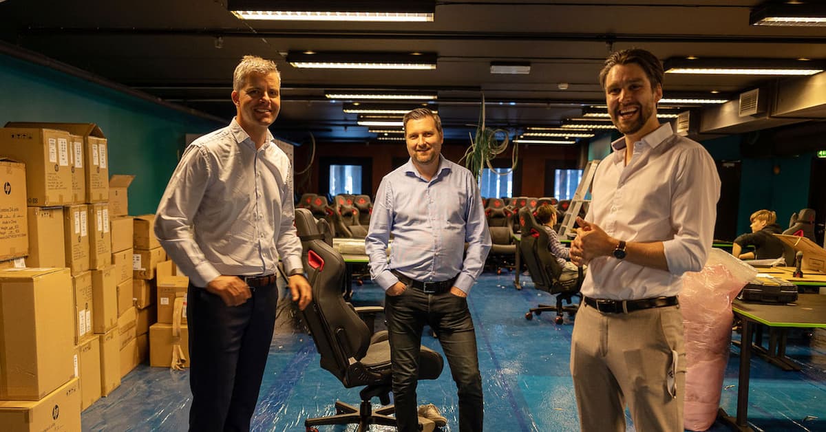 God stemning i lokalene Tre smilende menn