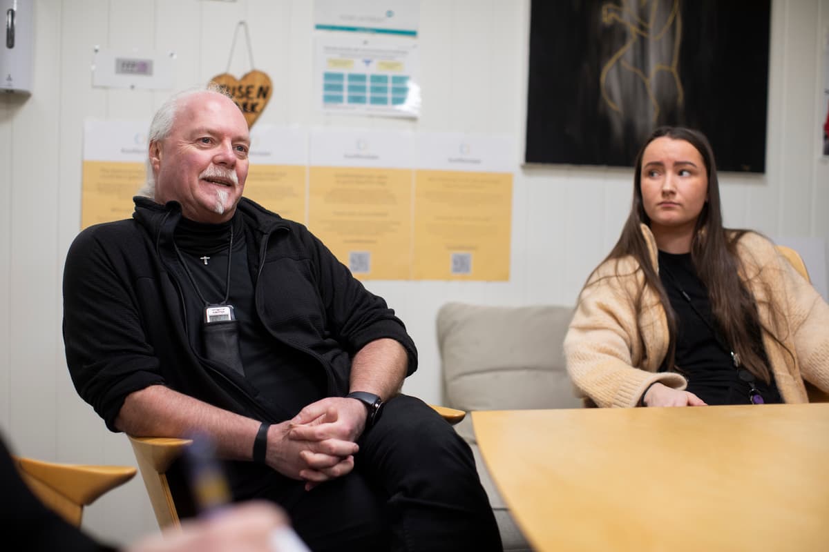 øyvind ryan mann og dame i samtale ved et bord