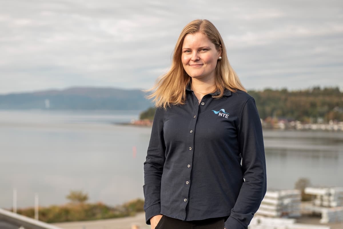 Tonje Ness Meinhardt Tonje Ness Meinhardt på taket hos NTE med utsikt over fjord.
