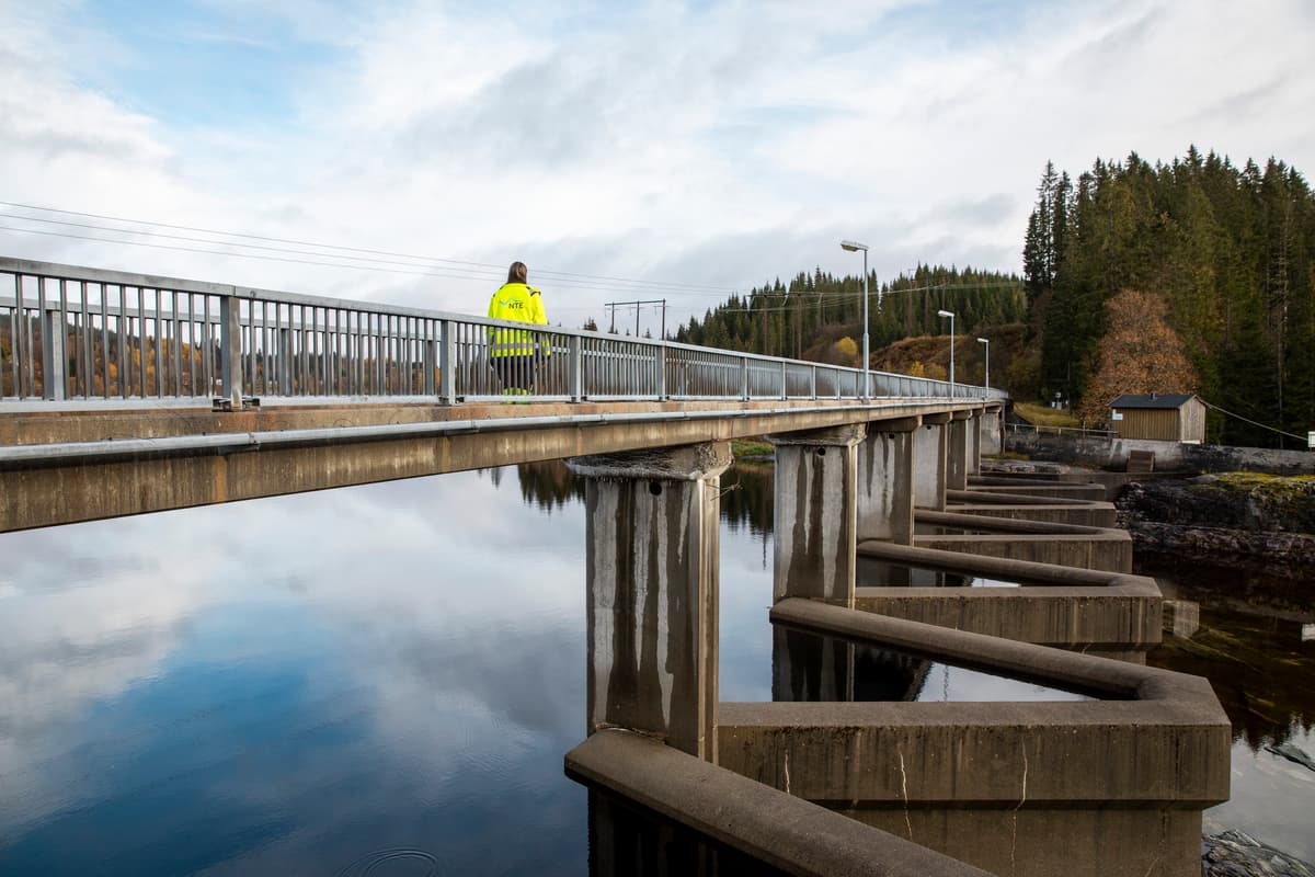 Elen Kristine Lona i Nedre Fiskumfoss kraftverk Elen Kristine Lona i Nedre Fiskumfoss kraftverk