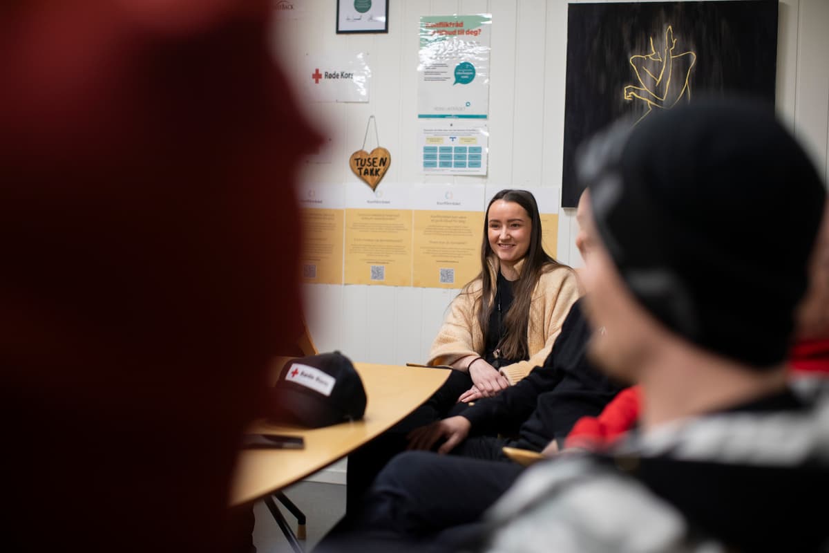 sigrid lindseth gausen Smilende kvinne ved et bord.