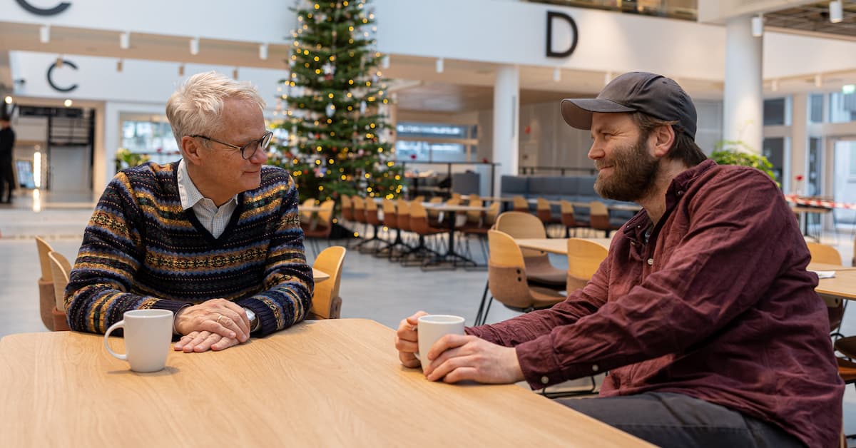 passiar To menn snakker sammen