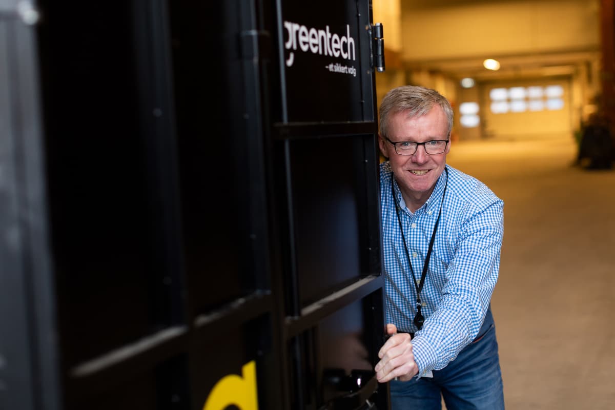 Per-Ivar Finstad Mann dytter på et tungt skap